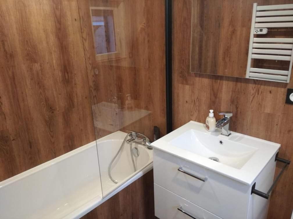 Sejour Au Jardin De Cupidon Avec Jacuzzi Et Sauna Balbigny Екстер'єр фото